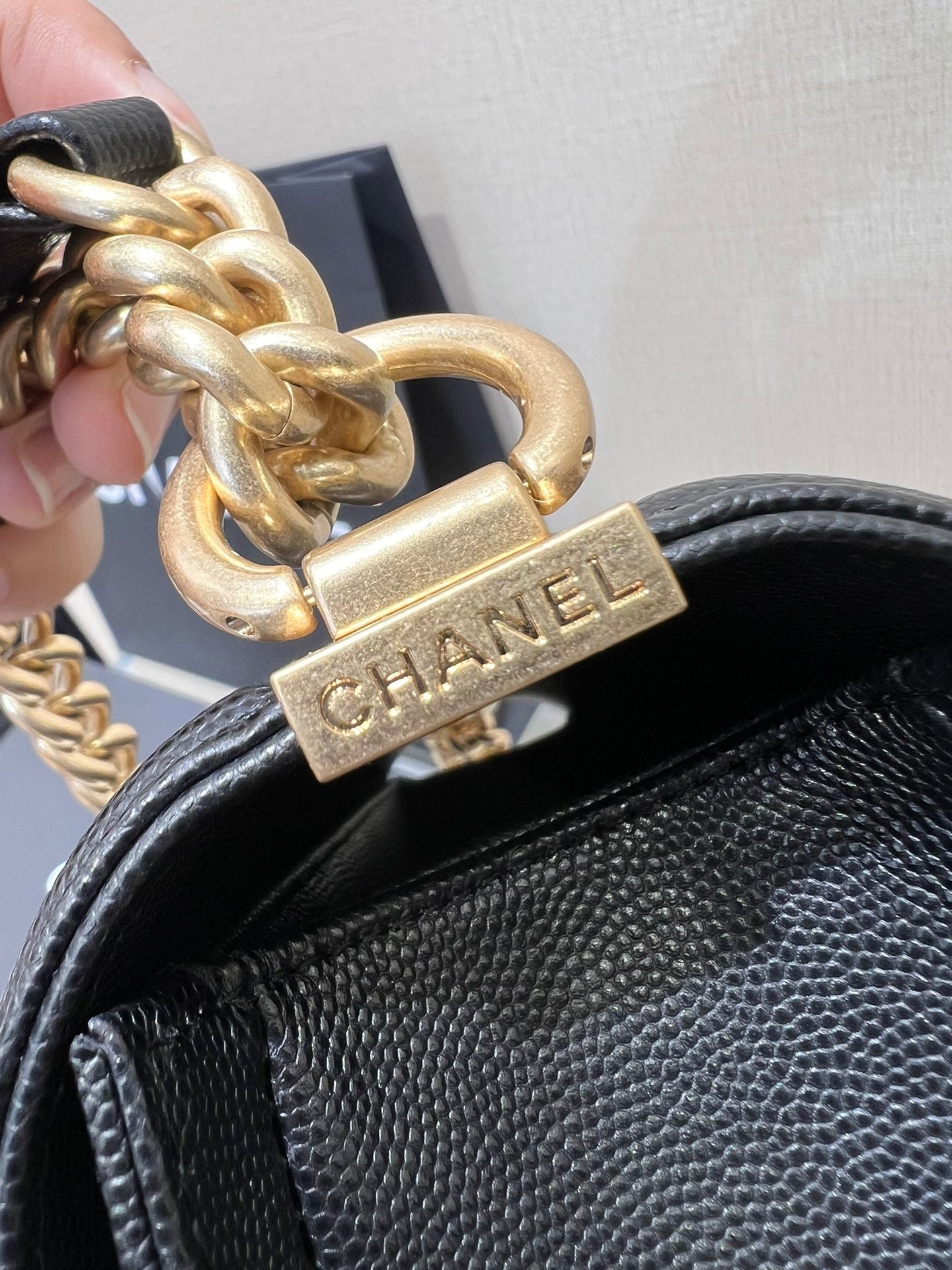 BOY BAG Medium 25 Nero Caviar Hardware in oro