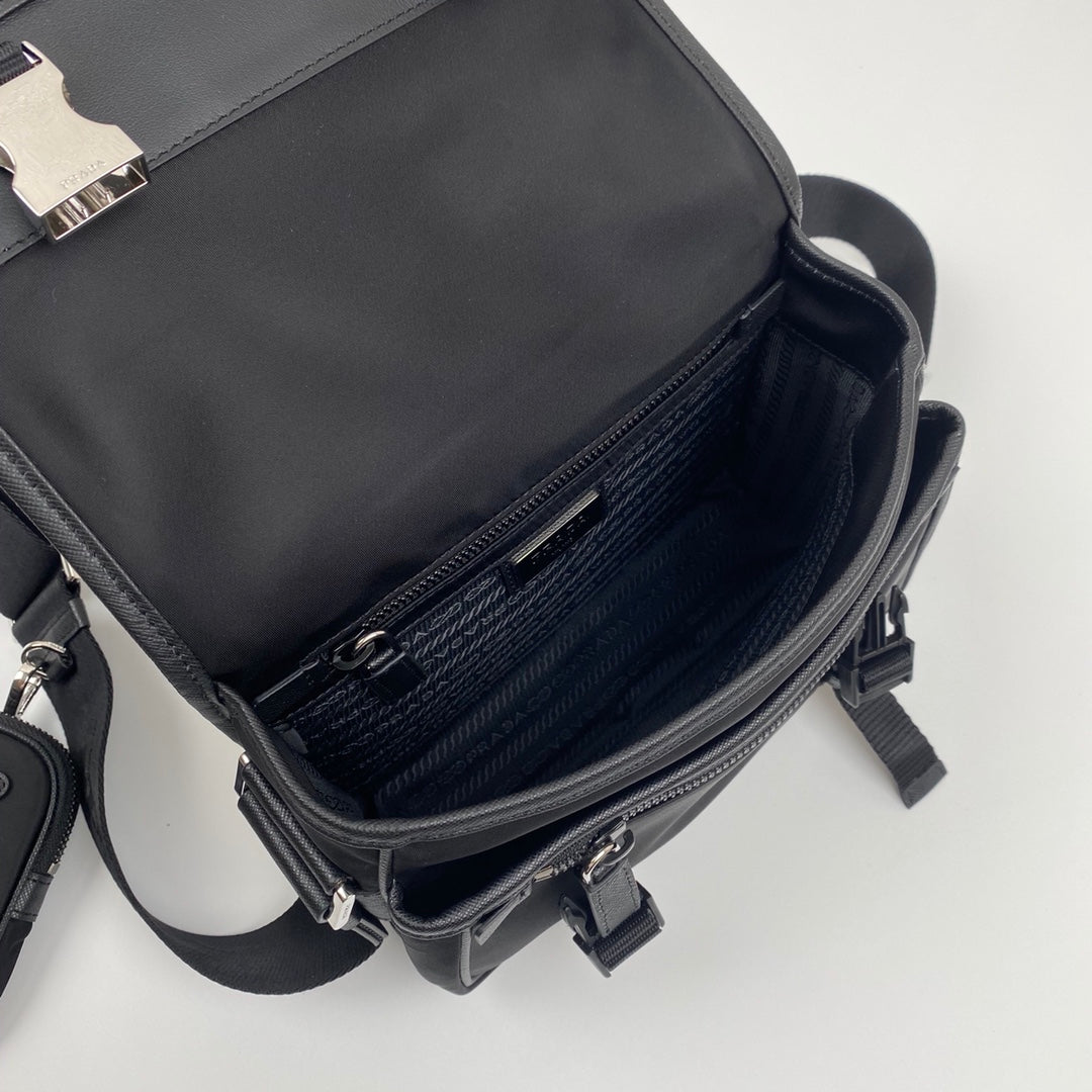 Borsa a tracolla messenger 22 in Re-Nylon Nero