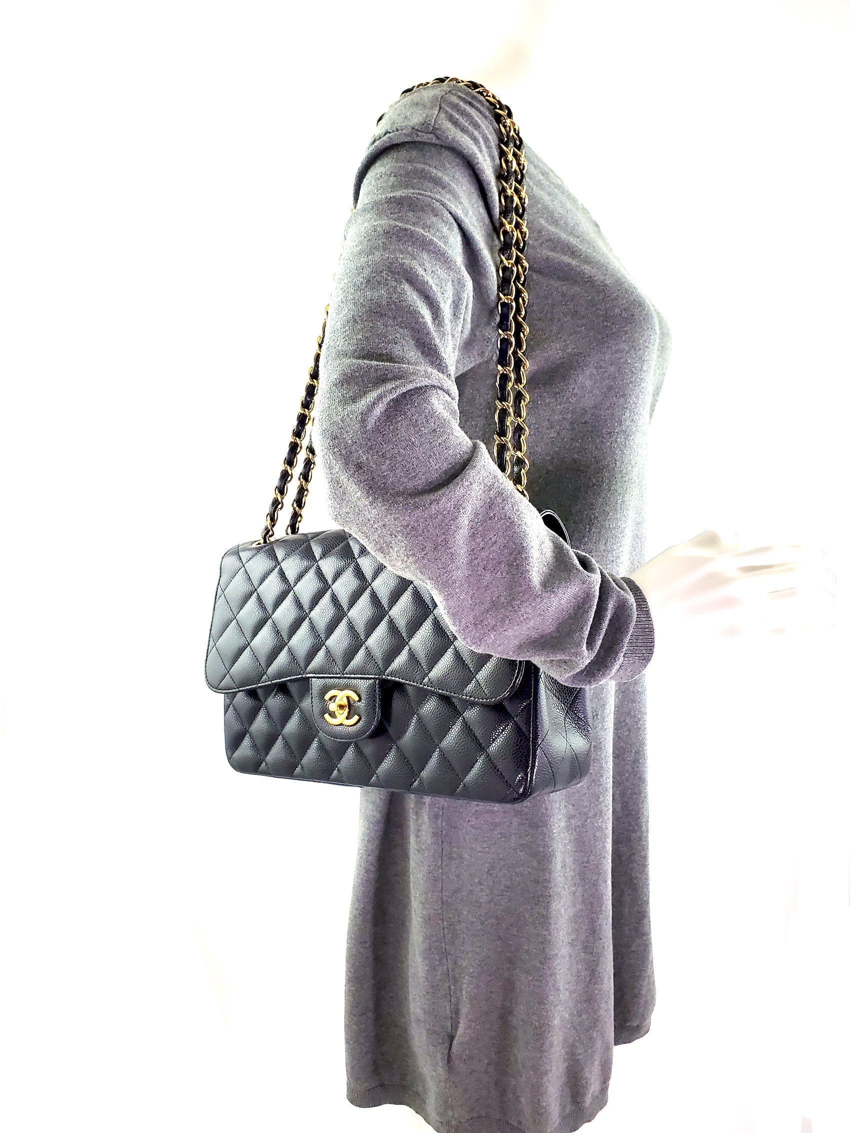 CHANEL borsa con doppia patta Jumbo Classic in caviale Nero