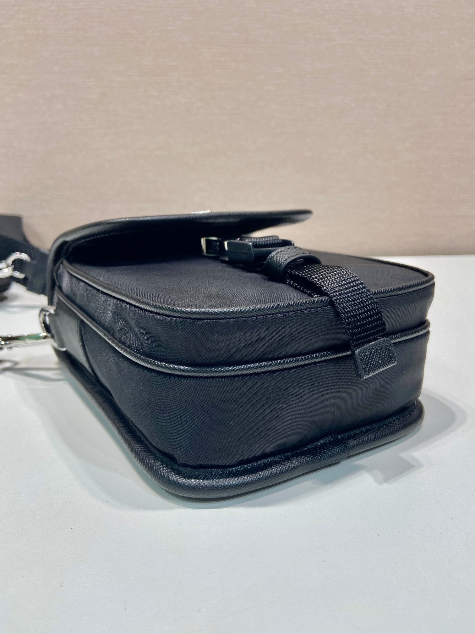 Borsa per telefono 19 IN Black Re-nylon AND Pelle Saffiano TRIM