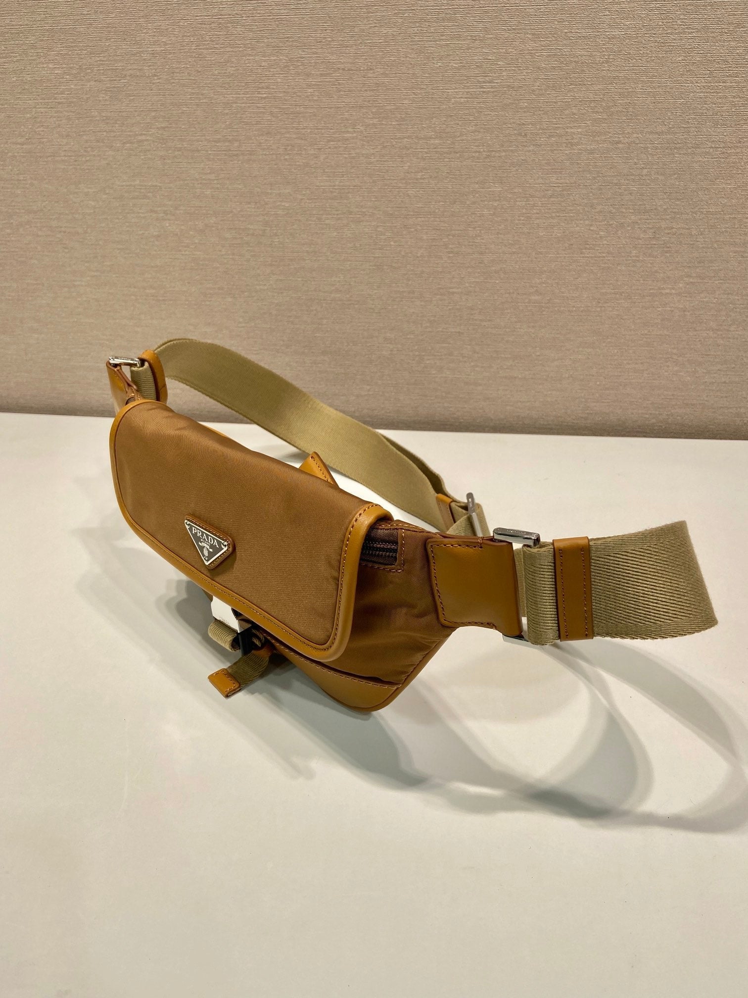BELT BAG 18 IN SEPIA Marrone RE-NYLON AND Pelle di vitello TRIM