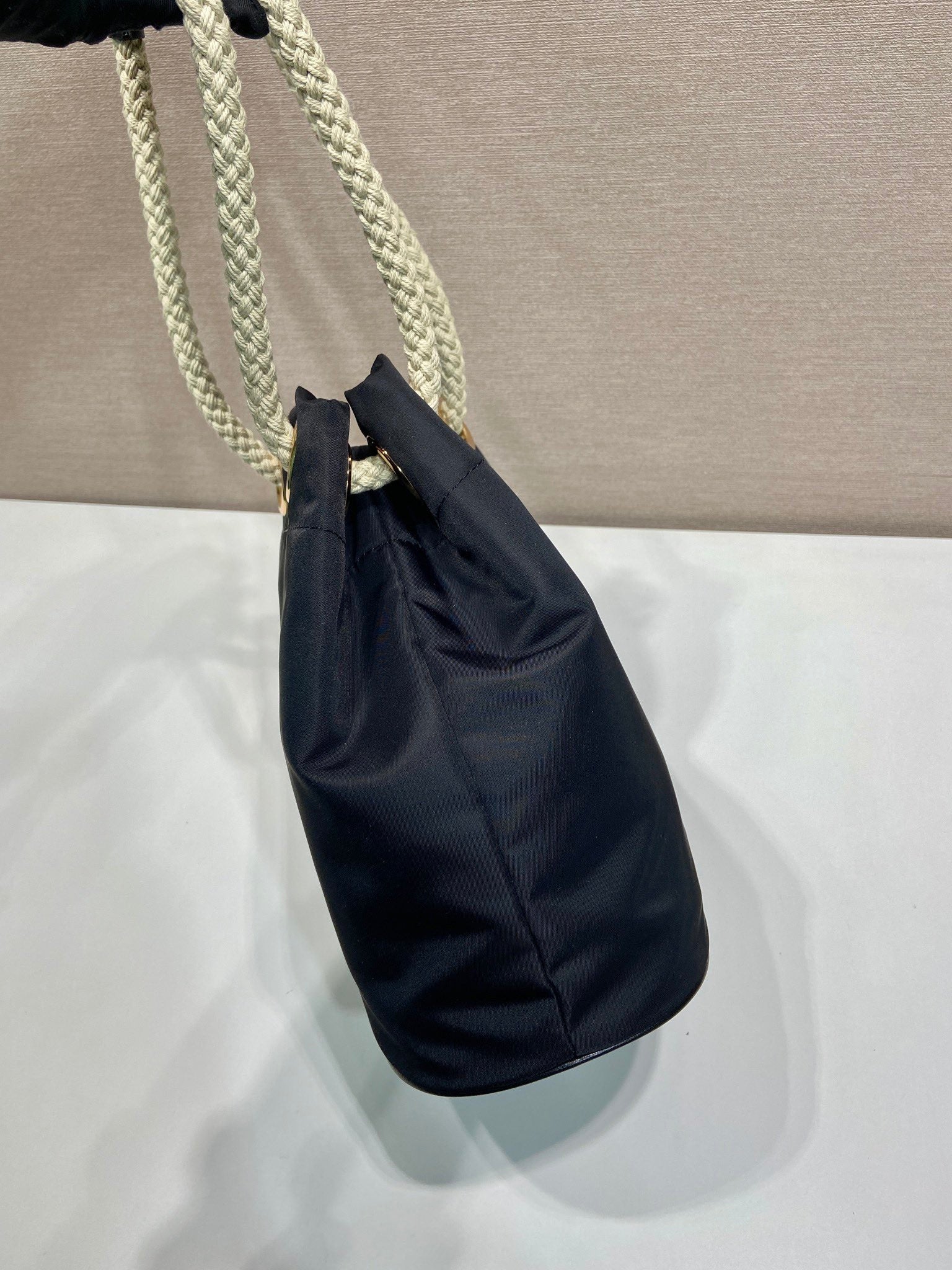 BUCKET BAG 28 IN Nero RE-NYLON Oro LOGO