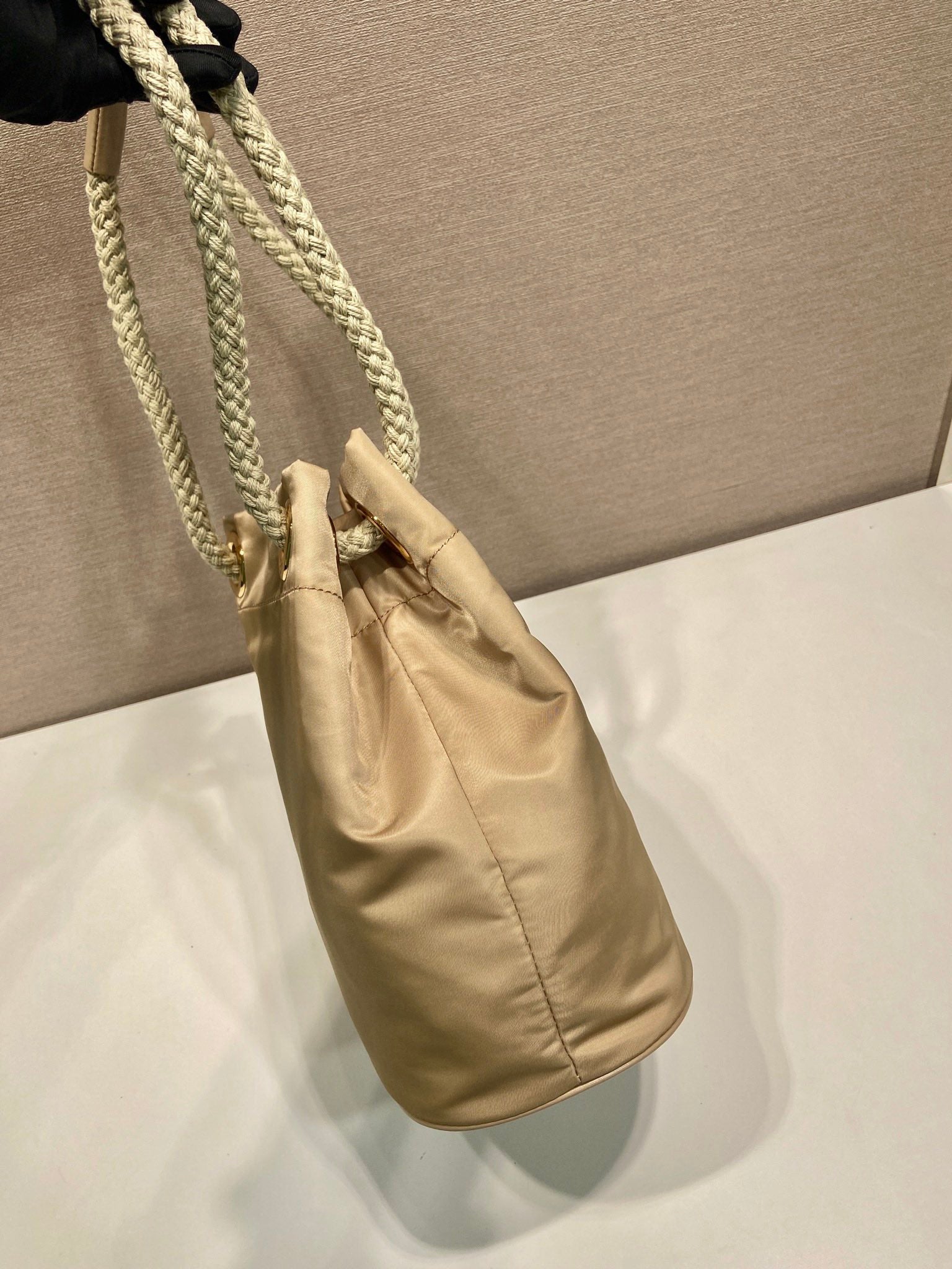 BUCKET BAG 28 IN Beige RE-NYLON Oro LOGO