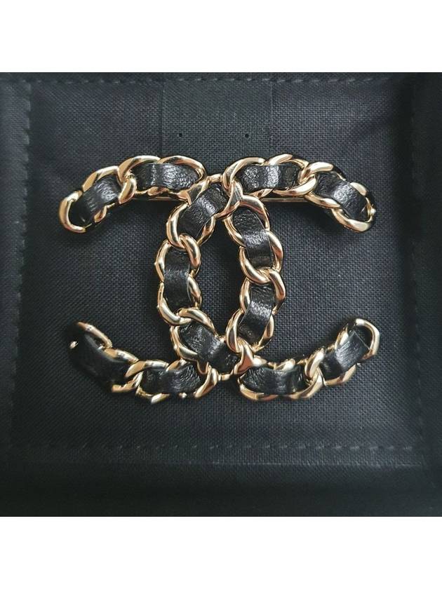 CC Logo Catena Metal Brooch Nero Chanel