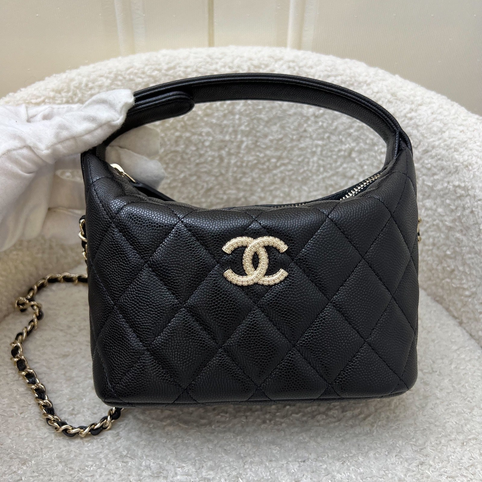 Chanel 25A Quilted Hobo Clutch on Chain in Black Caviar and LGHW Borsa a tracolla