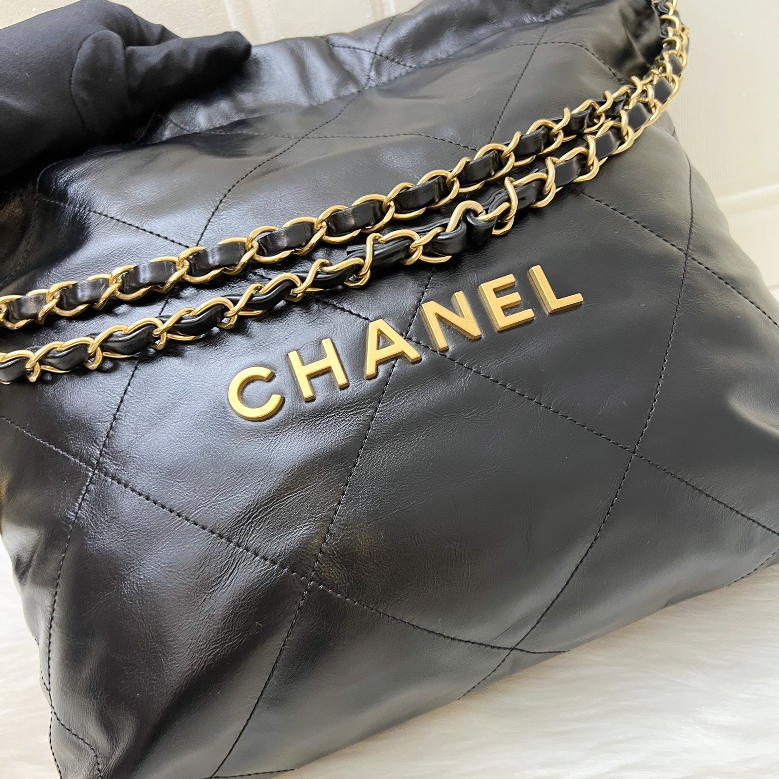 [Local Set – May ] Chanel 22 Piccola Hobo Bag in Nero Shiny Pelle di vitello and AGHW