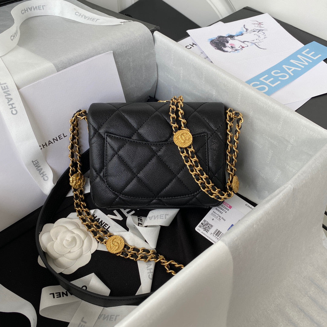 19 Borsa con patta 17 Nero Caviar Finiture dorate