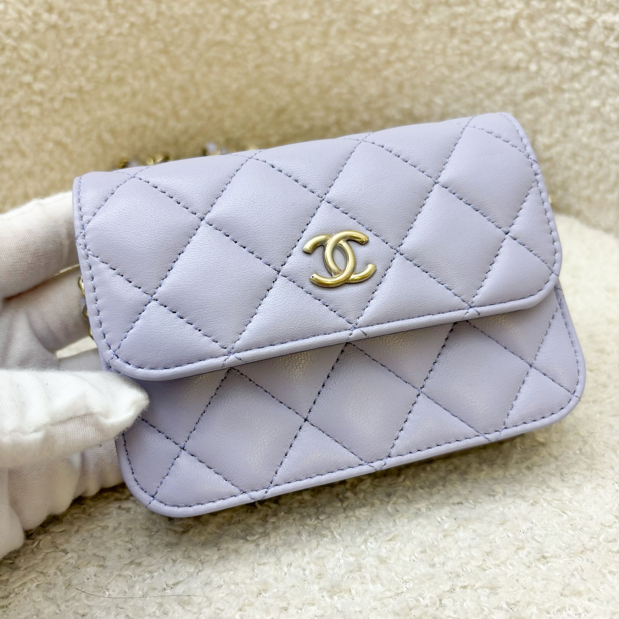 Chanel 21K Ribbon Micro Borsa con patta in Lilac Lambskin and AGHW