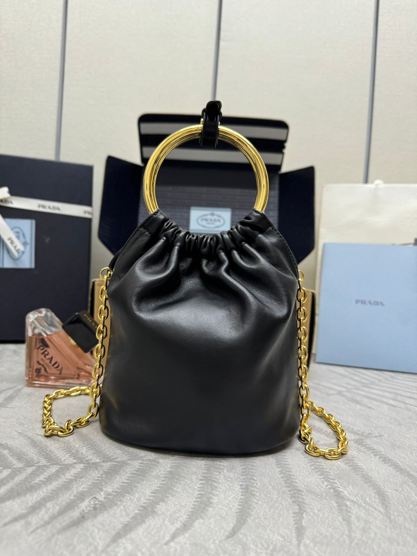 Mini borsa a Secchiello 19 in morbida pelle d'Agnello nappa Nero Hardware in oro