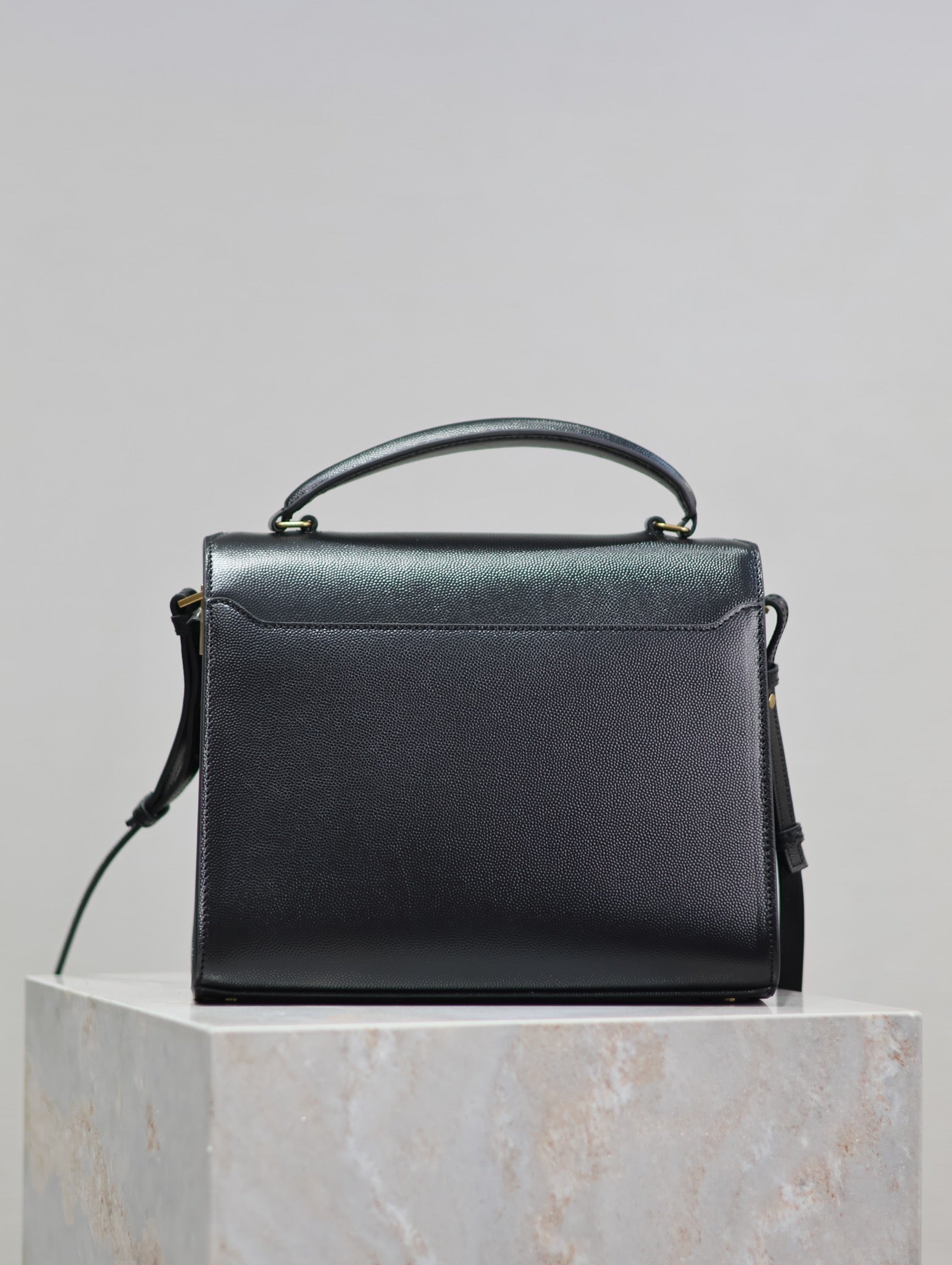 CASSANDRA TOP HANDLE BAG 24 IN Nero Pelle di vitello Finiture dorate