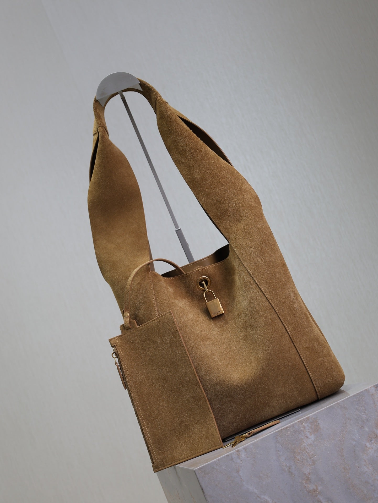 Tanger HOBO BAG 27 IN Marrone arachide Camoscio
