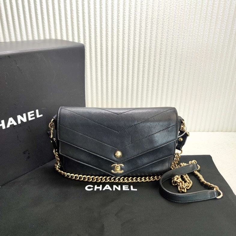Chanel Shoulder Bag black – front view