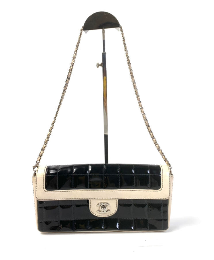 Chanel Shoulder Bag gold – front view